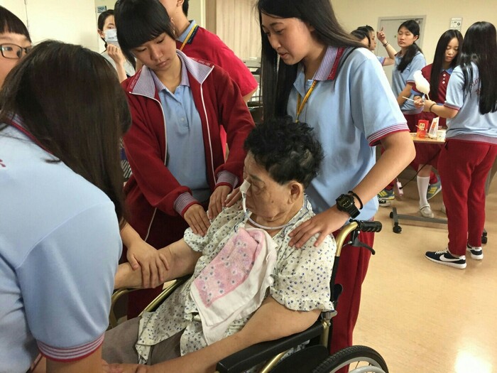 同學們幫老人家按摩肩頸~~