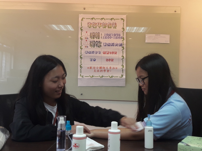技術人員幫忙擦拭手部