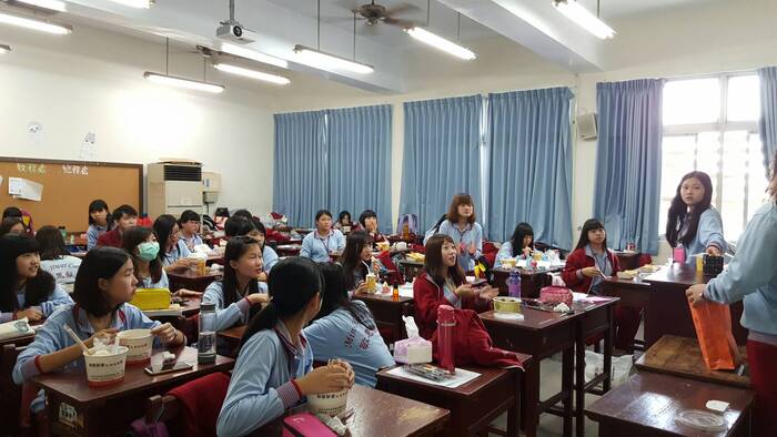 學弟妹們期待發糖果的時刻~~