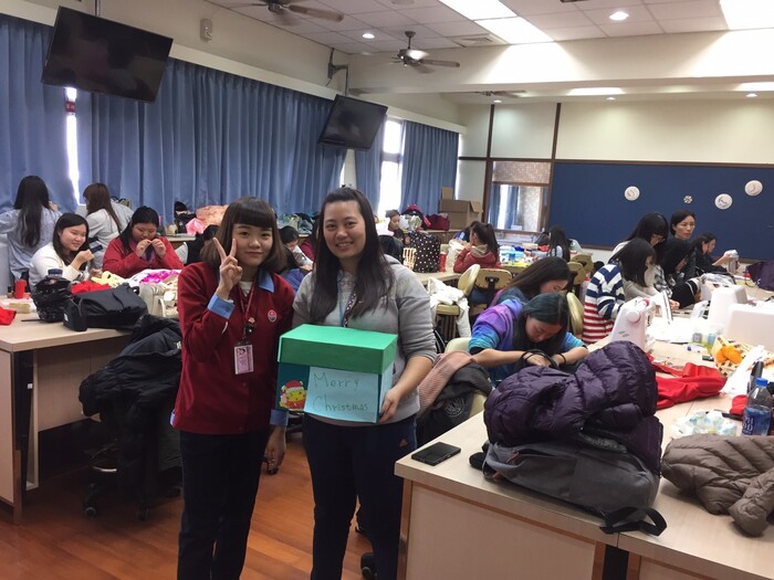 到學長姐教室發糖果~~~