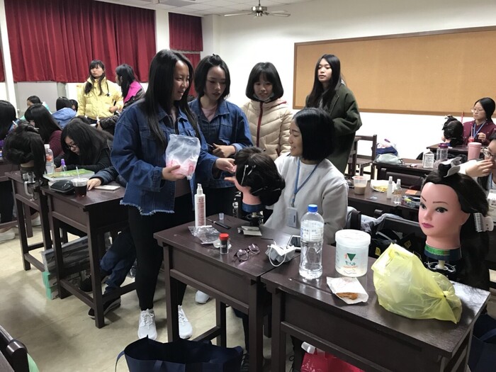 每間教室都有聖誕節的氣氛