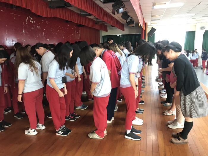 五年級學長姐為四年級學長姐戴上實習名牌~~~