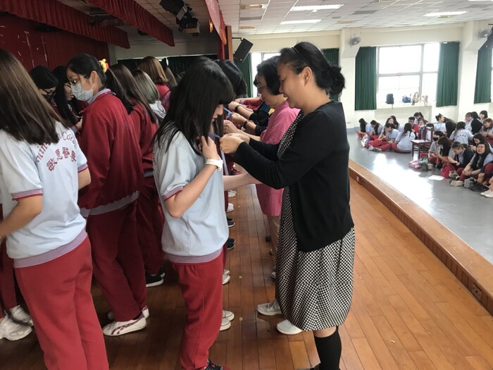 美保科主任為四年級學長姐戴實習名牌~~