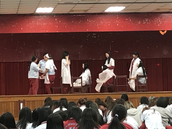 美四孝為學長姐帶來的表演及祝福卡片~~