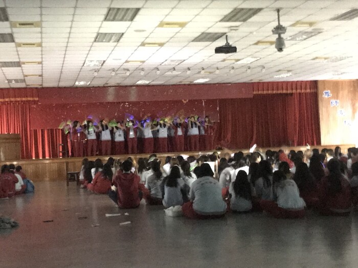 美四仁為學長姐帶來的表演及祝福卡片~~