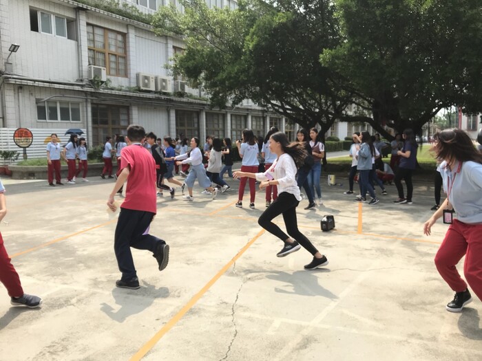 開心地跑跑跳跳~~~
